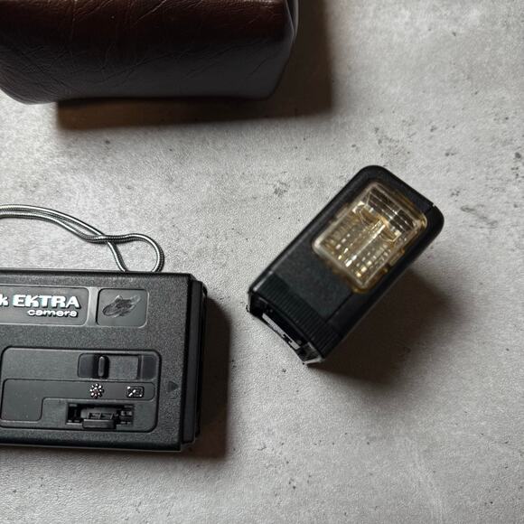 Vintage Kodak Ektra film camera 22mm electronic flash with leather camera case - Picture 6 of 10